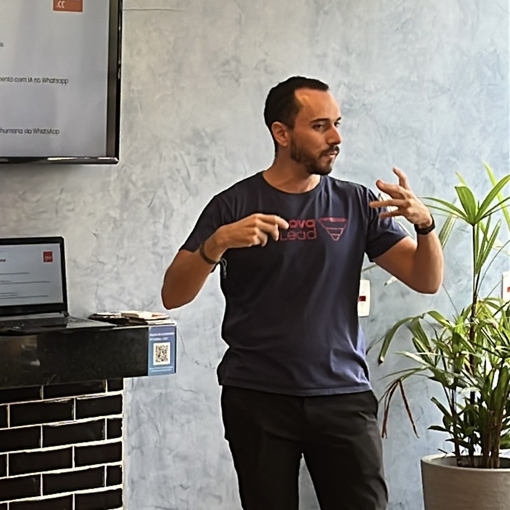 Guilherme Vaz, fundador da Renova Lead, apresentando resultados de um cliente